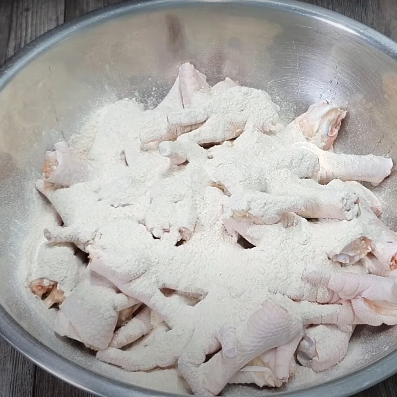 Bước 1 Sơ chế chân gà Chân gà chiên bơ tỏi