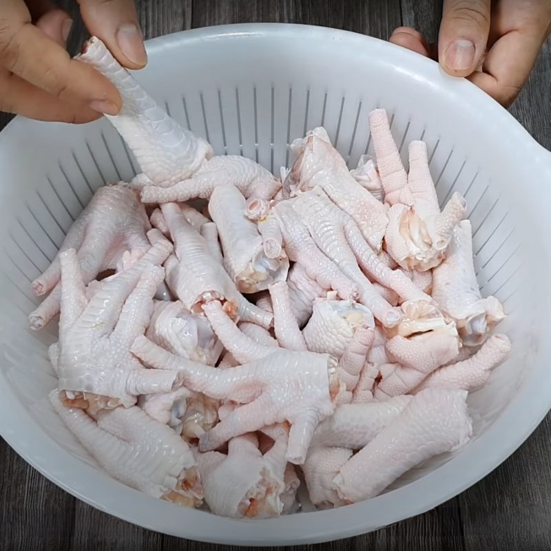 Bước 1 Sơ chế chân gà Chân gà chiên bơ tỏi