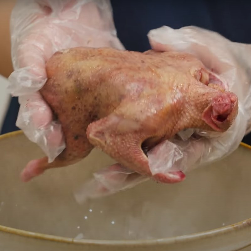 Bước 1 Sơ chế chim bồ câu Chim bồ câu xào rau răm