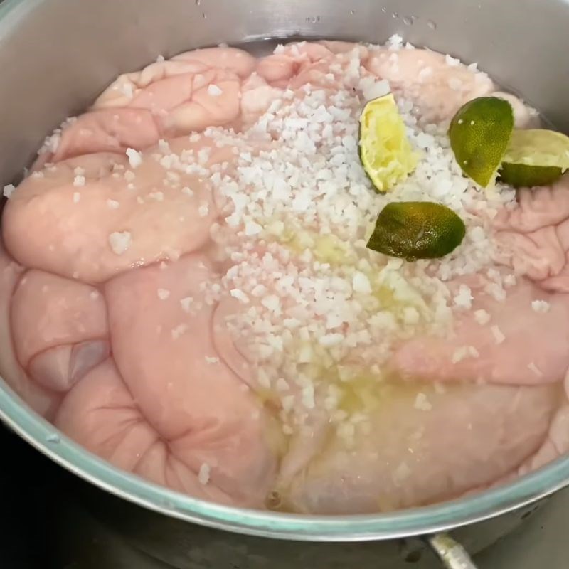 Bước 1 Sơ chế dồi trường Dồi trường nướng