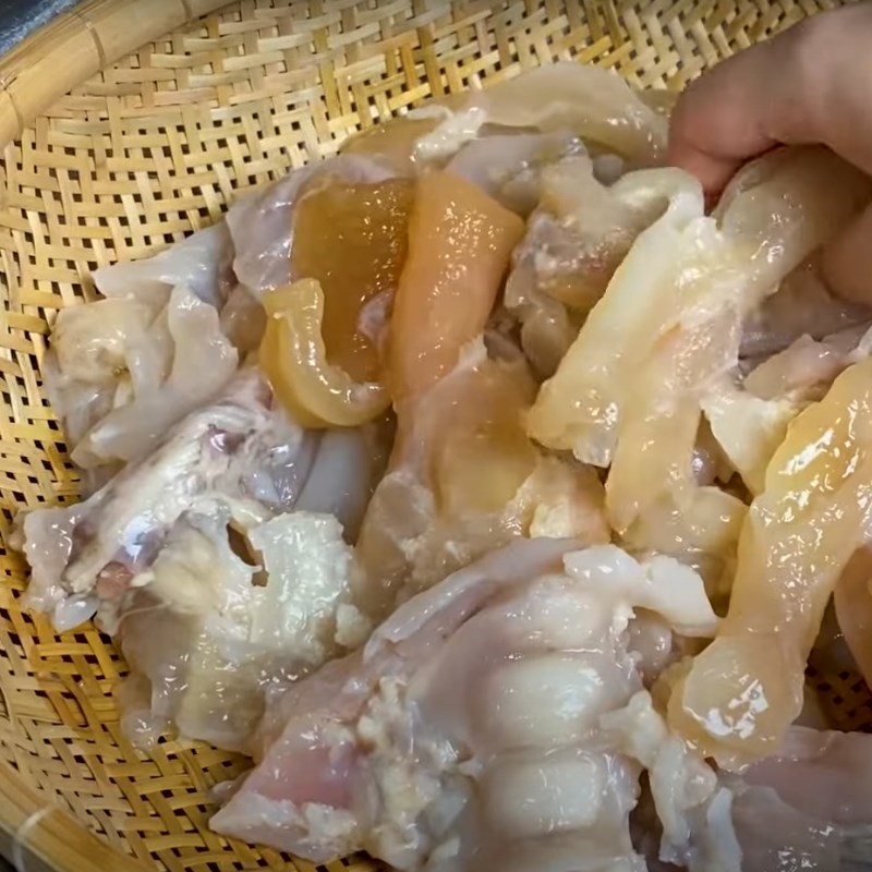 Bước 1 Sơ chế gân bò Gân bò ngâm rau tiến vua