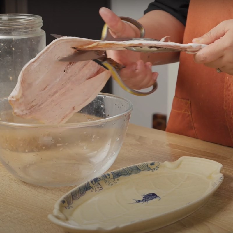 Bước 2 Sơ chế khô mực Su hào xào mực khô