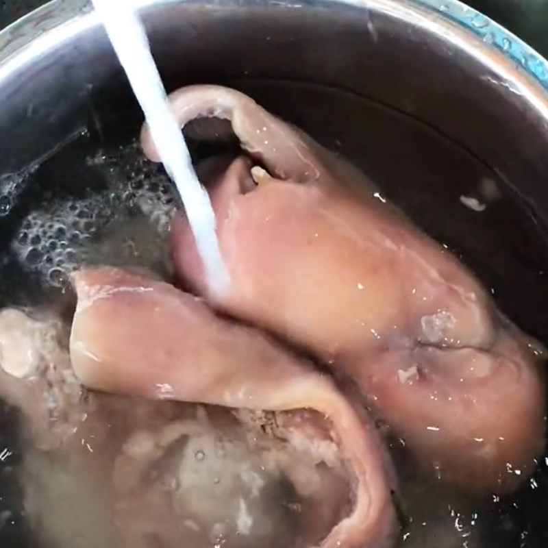 Bước 1 Sơ chế má heo Má heo chiên giòn