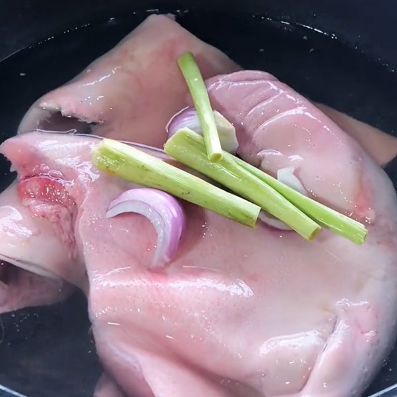 Bước 1 Sơ chế má heo Má heo chiên giòn