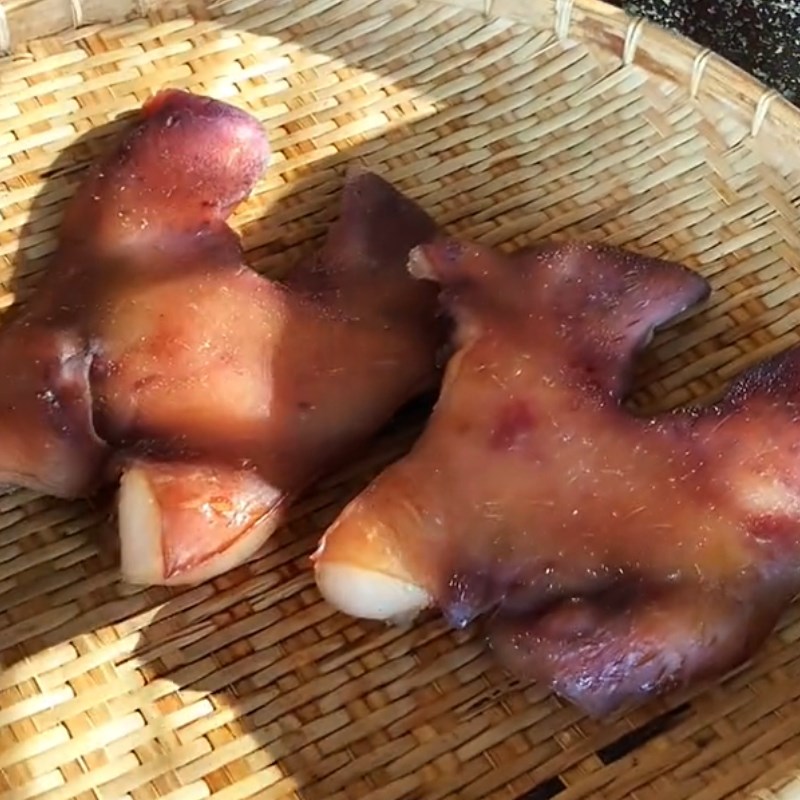 Bước 1 Sơ chế má heo Má heo chiên giòn