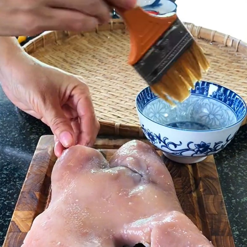 Bước 1 Sơ chế má heo Má heo chiên giòn