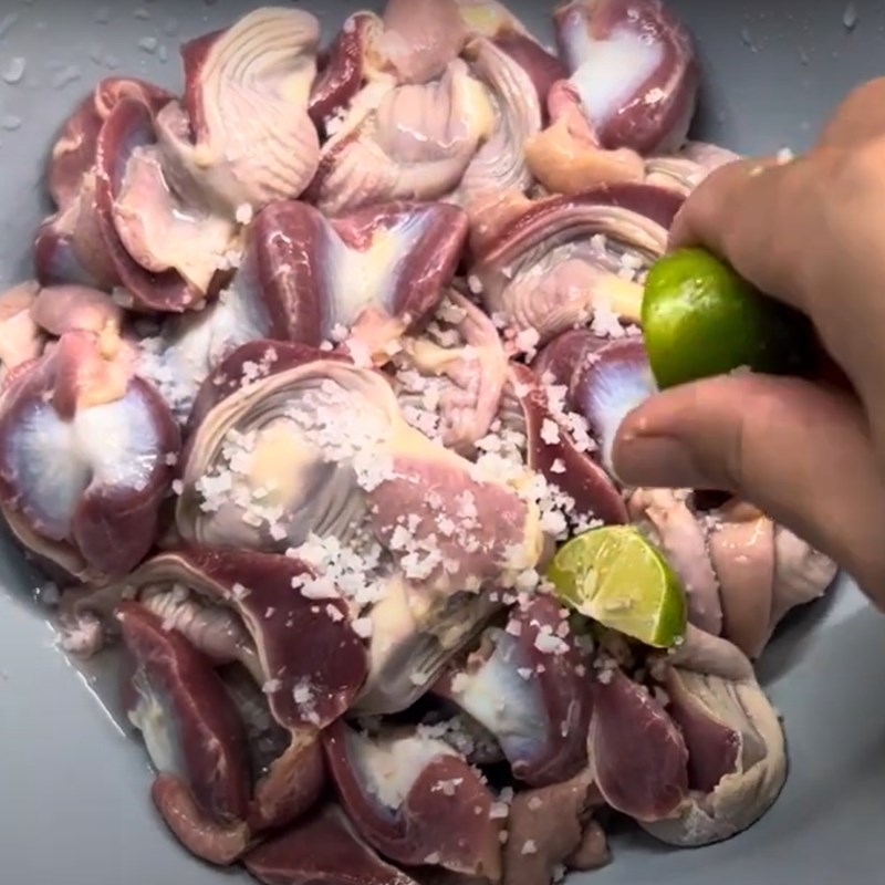 Bước 1 Sơ chế mề gà Nộm mề gà