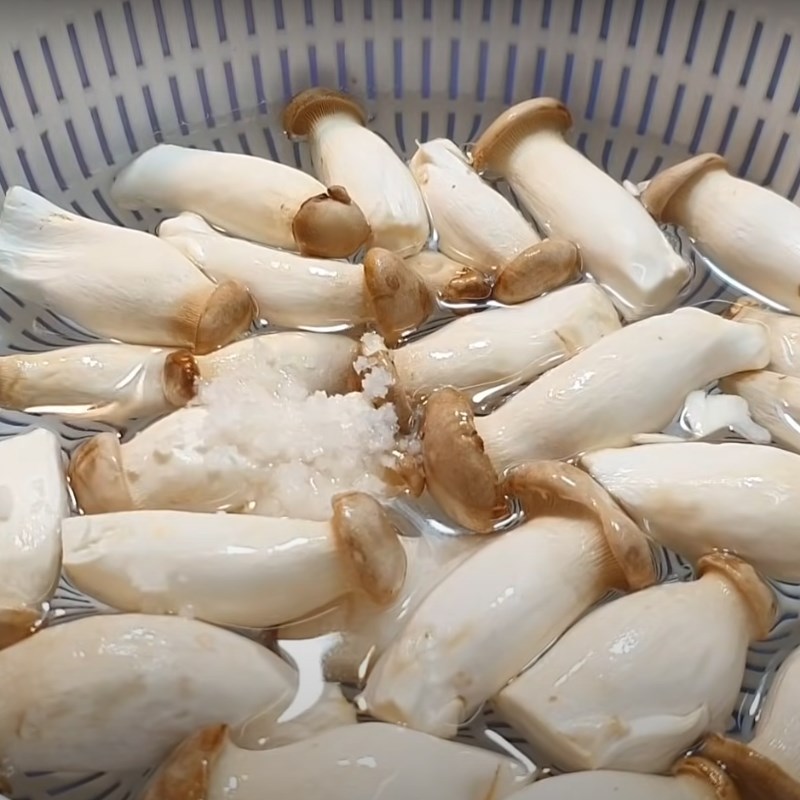 Bước 1 Sơ chế nấm đùi gà Nấm đùi gà kho sả