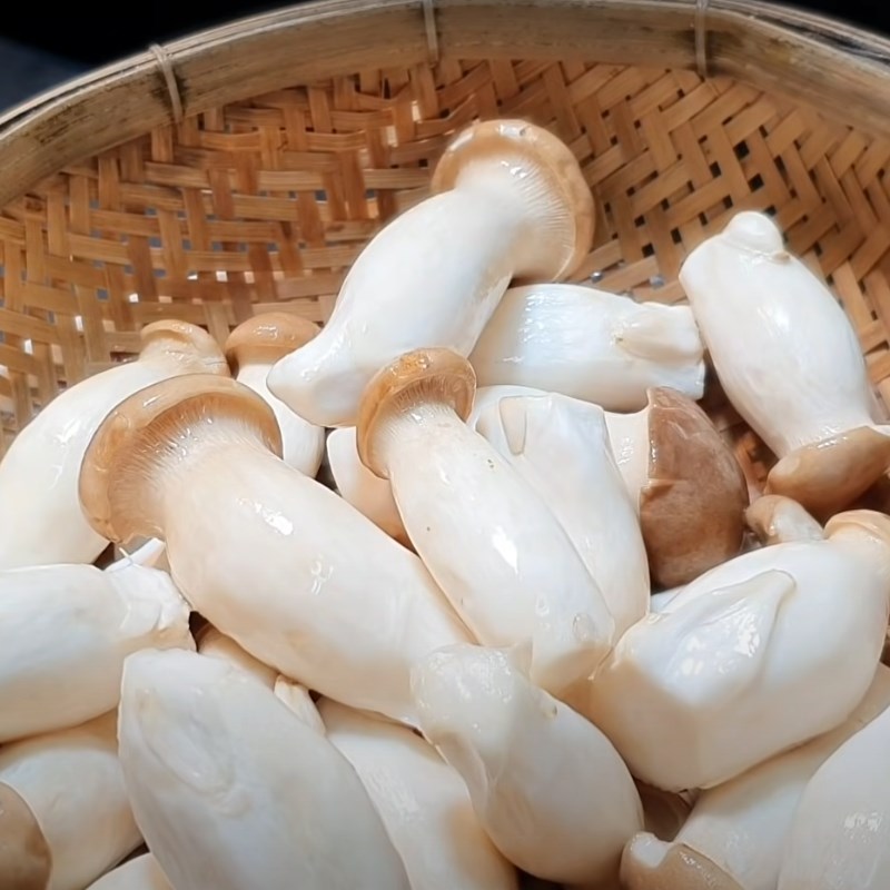 Bước 1 Sơ chế nấm đùi gà Nấm đùi gà kho sả