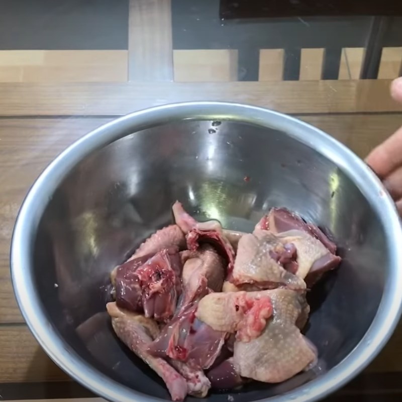 Bước 1 Sơ chế nguyên liệu Cháo bồ câu bằng nồi cơm điện