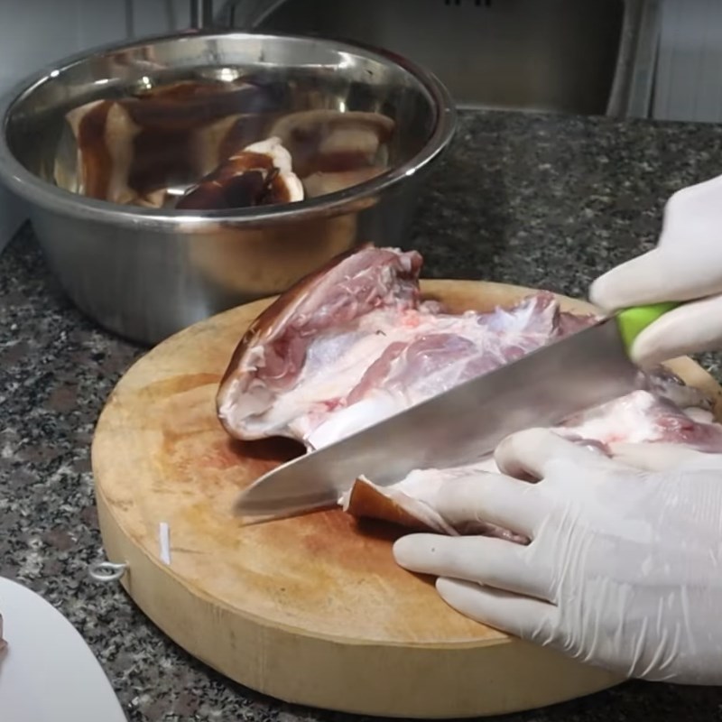 Bước 1 Sơ chế nguyên liệu Giò heo nấu giả cầy miền Bắc