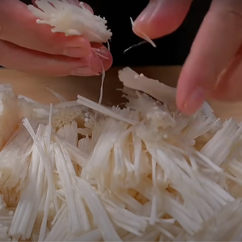 Bước 1 Sơ chế nguyên liệu Nấm kim châm xào trứng và cà chua