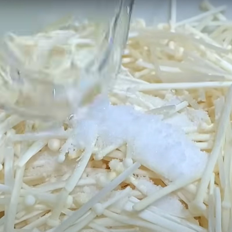Bước 1 Sơ chế nguyên liệu Nấm kim châm xào trứng và cà chua