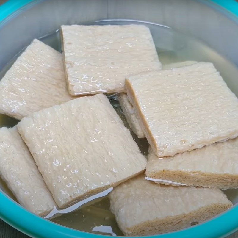 Bước 1 Sơ chế nguyên liệu Sườn non chay rim mặn ngọt
