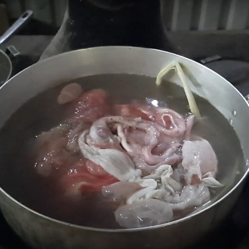 Bước 1 Sơ chế nhau thai bò Nhau thai bò xào hành tây và lá cách