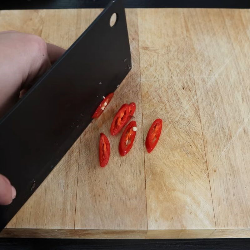 Bước 3 Sơ chế ớt và tỏi Bánh mì miến