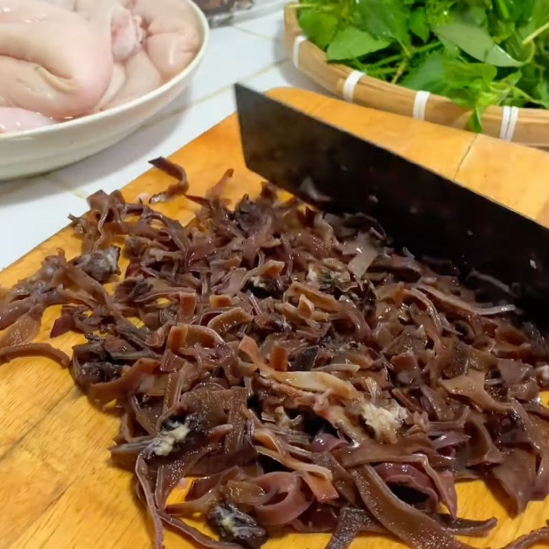 Bước 2 Sơ chế rau thơm và mộc nhĩ Dồi trường nướng