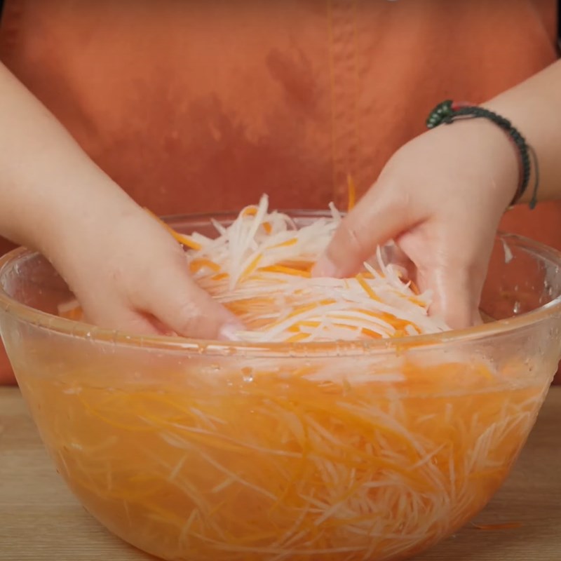 Bước 1 Sơ chế su hào và cà rốt Su hào xào mực khô