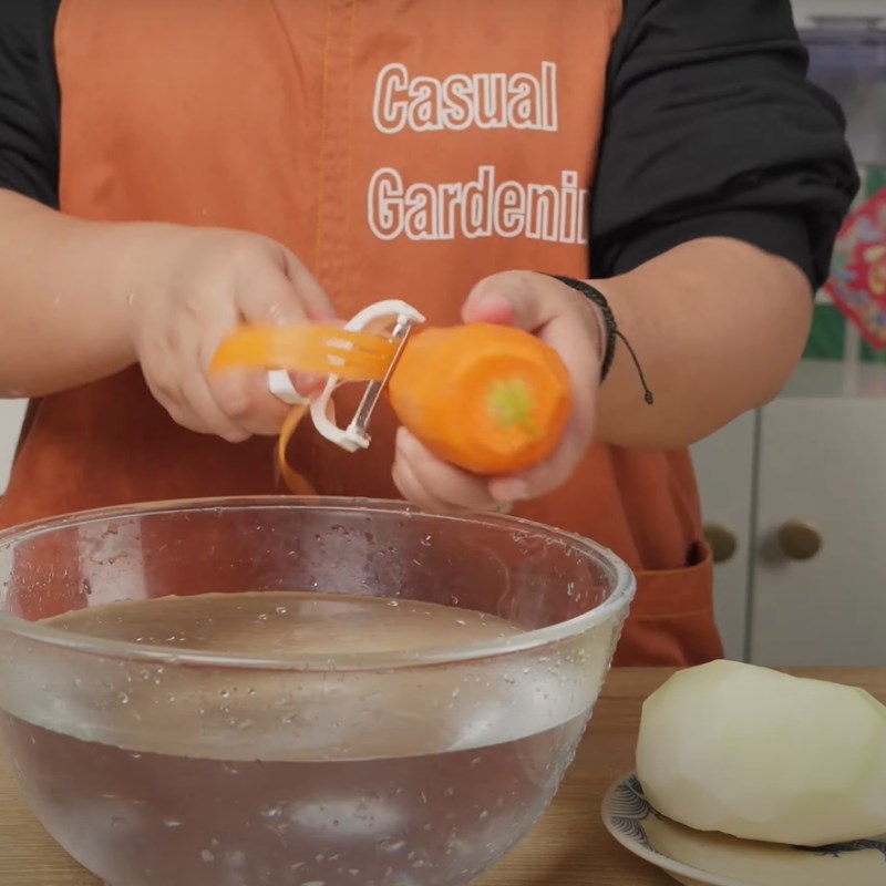 Bước 1 Sơ chế su hào và cà rốt Su hào xào mực khô