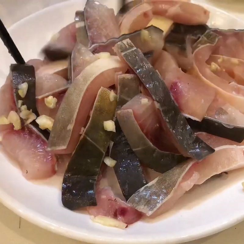 Bước 2 Ướp cá Cá chép giòn xào rau cần