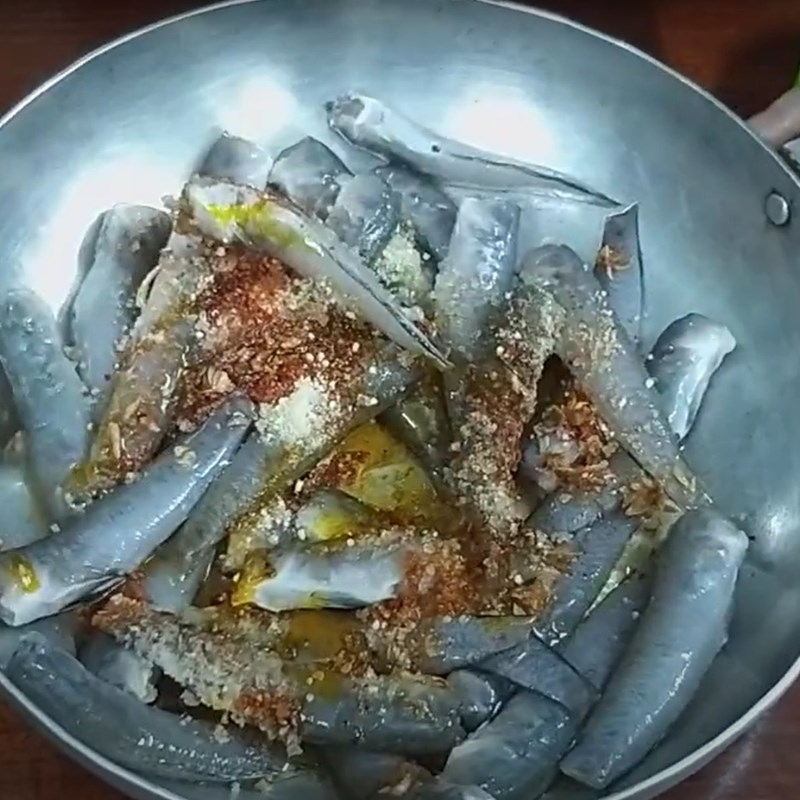 Bước 2 Ướp cá bống Cháo gạo đỏ