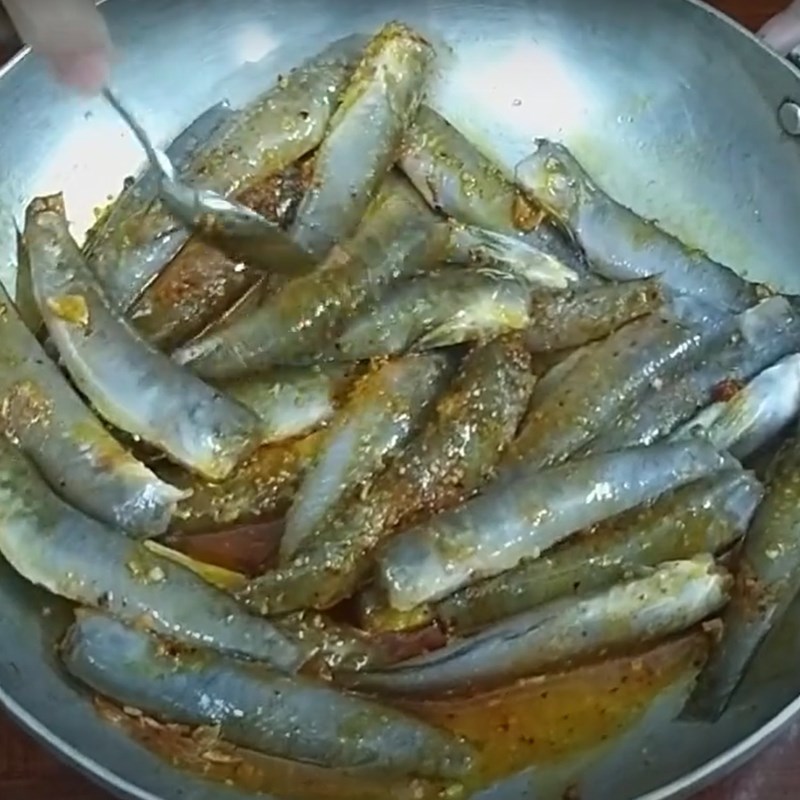 Bước 2 Ướp cá bống Cháo gạo đỏ