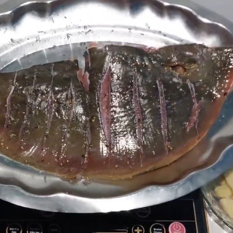 Bước 2 Ướp cá Cá lồi xối mỡ