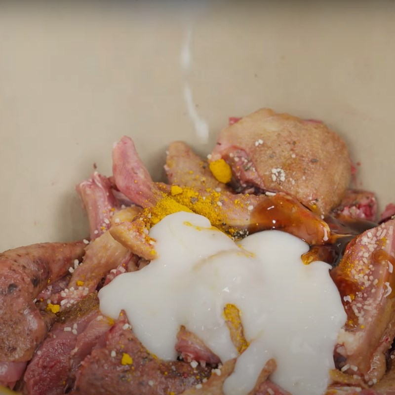 Bước 3 Ướp chim bồ câu Chim bồ câu xào rau răm