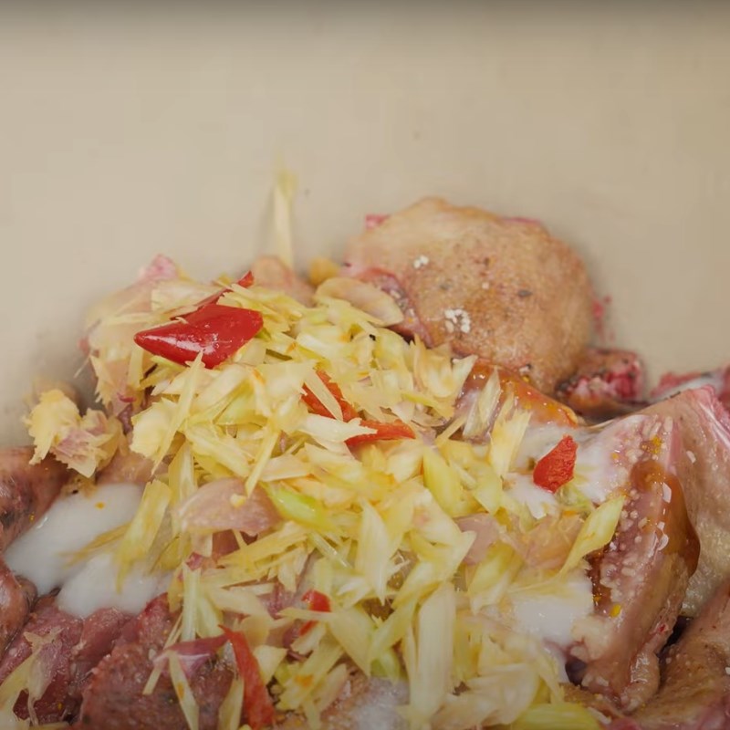 Bước 3 Ướp chim bồ câu Chim bồ câu xào rau răm