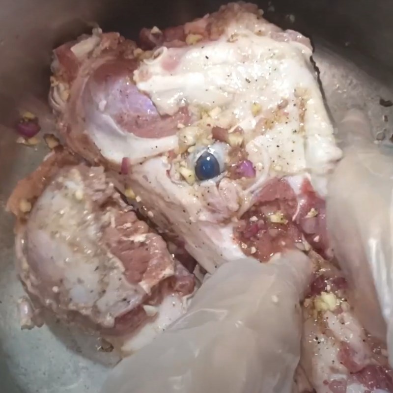 Bước 2 Ướp má heo Má heo hấp hành