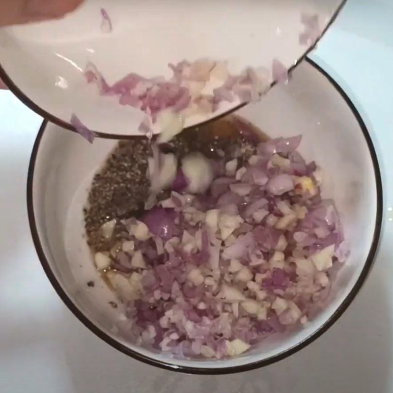 Bước 2 Ướp má heo Má heo hấp hành