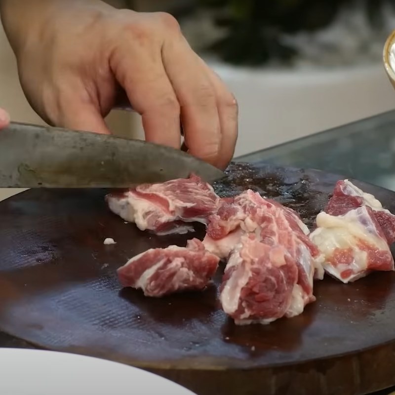 Bước 1 Ướp thịt bò Thịt bò kho gừng miền Bắc