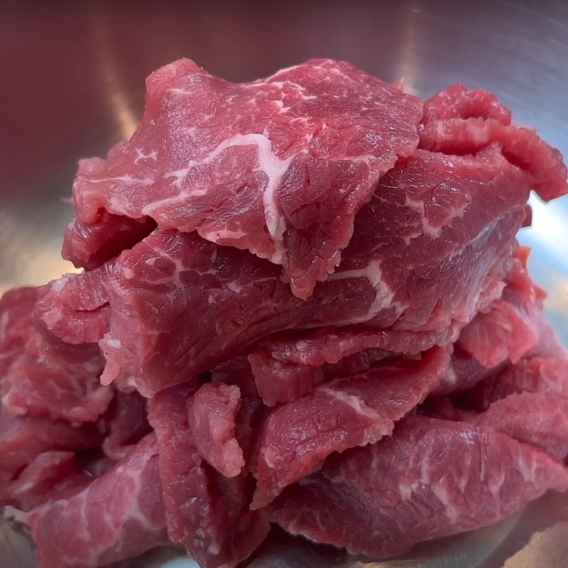 Bước 2 Ướp thịt bò Bò xào súp lơ (bông cải xanh)