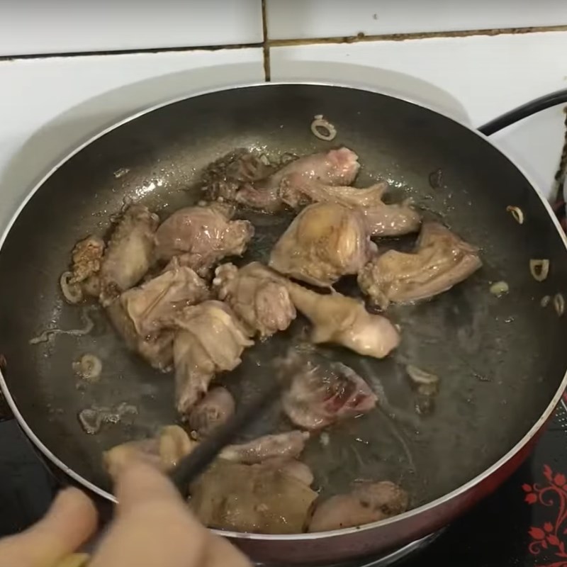 Bước 2 Ướp và xào sơ thịt bồ câu Cháo bồ câu bằng nồi cơm điện