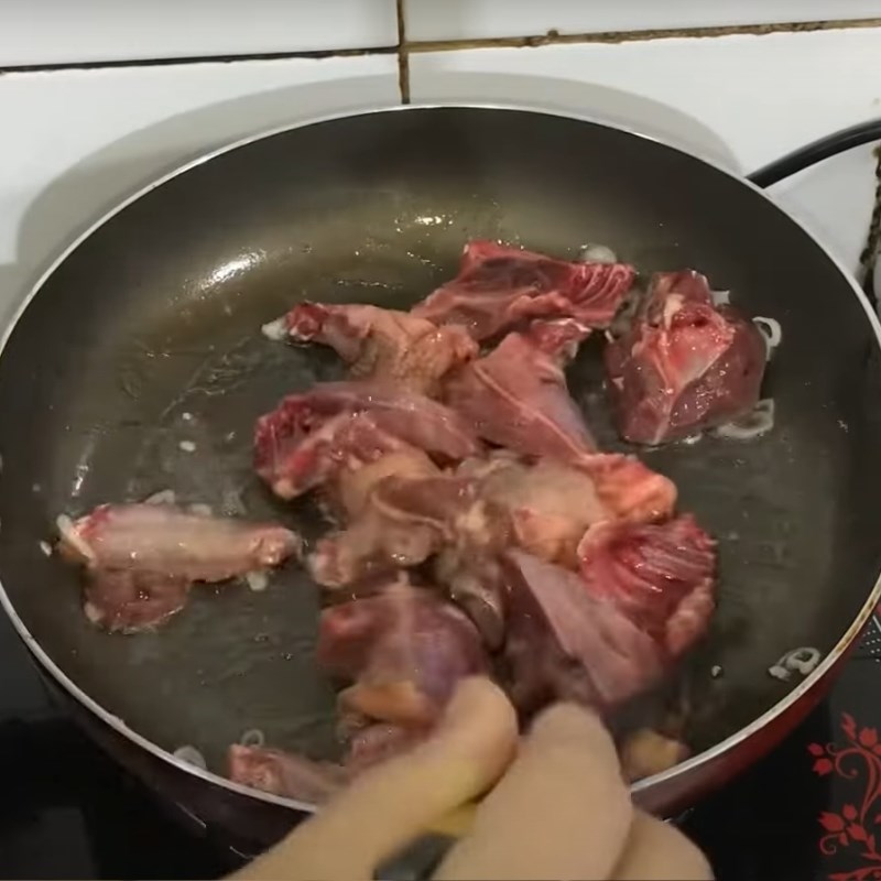 Bước 2 Ướp và xào sơ thịt bồ câu Cháo bồ câu bằng nồi cơm điện