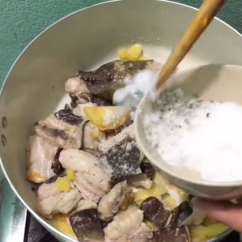 Bước 3 Xào cá Cá chình nấu canh chua