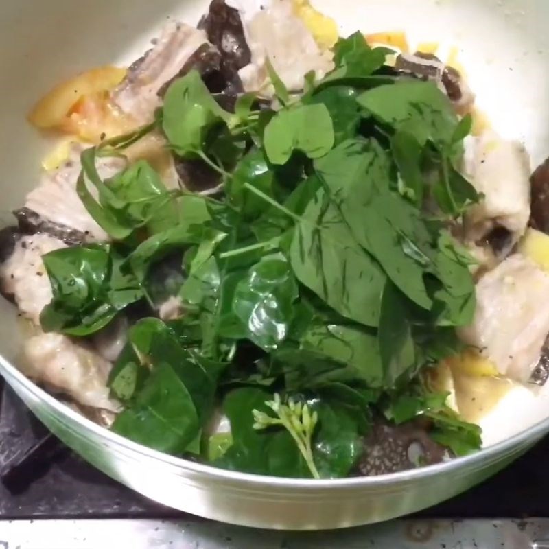 Bước 3 Xào cá Cá chình nấu canh chua