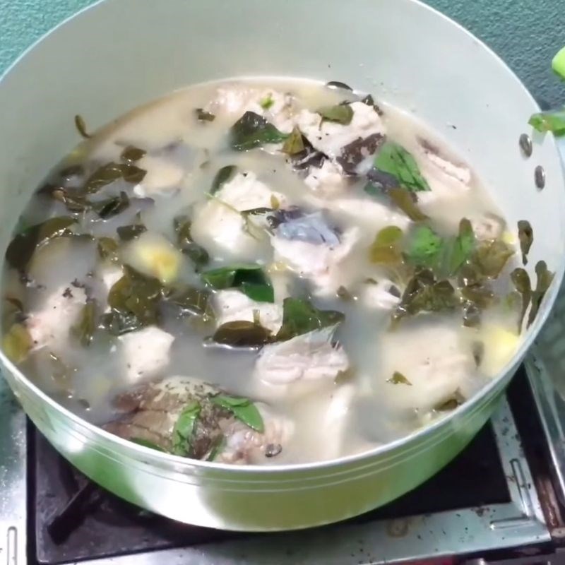 Bước 3 Xào cá Cá chình nấu canh chua