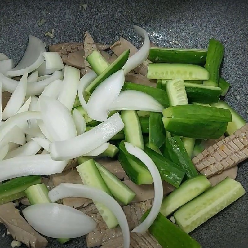 Bước 4 Xào cật heo Cật heo xào dưa leo