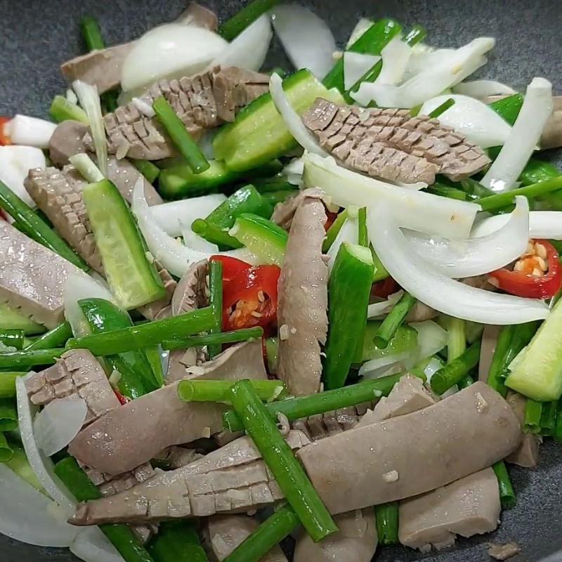 Bước 4 Xào cật heo Cật heo xào dưa leo