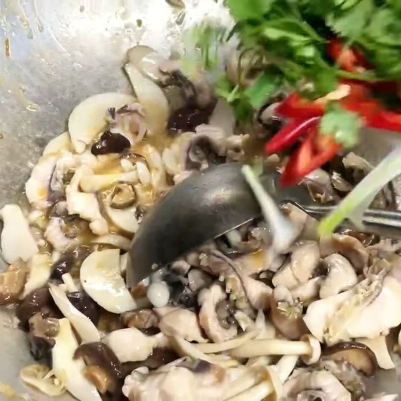 Bước 4 Xào nấm hương Cá chép giòn xào nấm