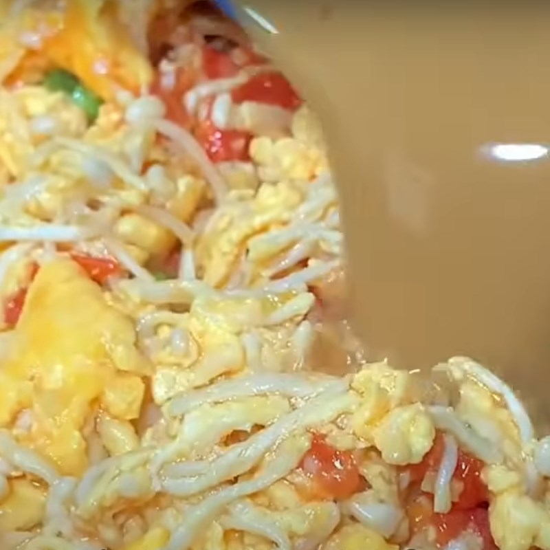 Bước 4 Xào nấm kim châm và trứng với cà chua Nấm kim châm xào trứng và cà chua