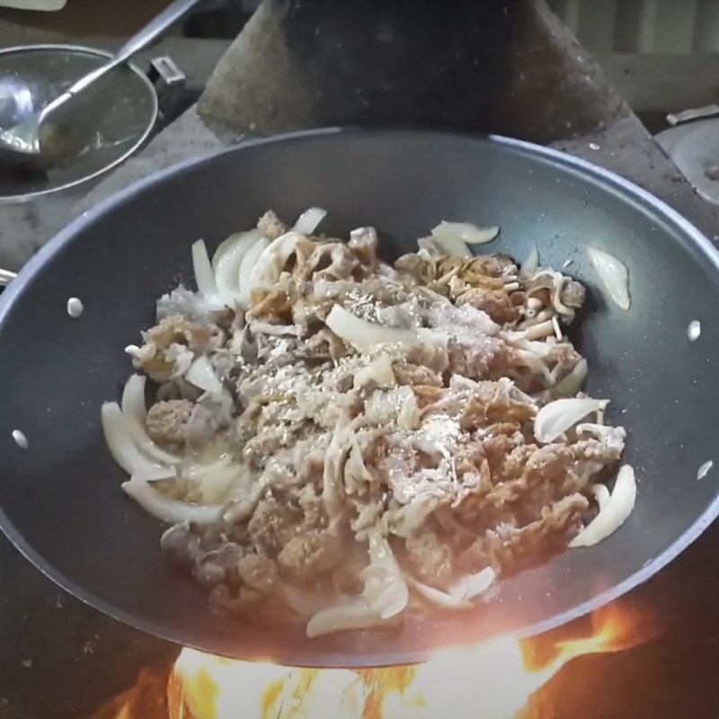 Bước 3 Xào nhau thai bò Nhau thai bò xào hành tây và lá cách