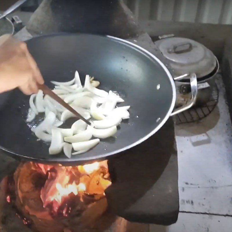 Bước 3 Xào nhau thai bò Nhau thai bò xào hành tây và lá cách