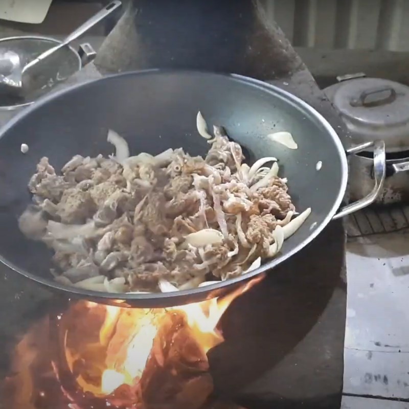 Bước 3 Xào nhau thai bò Nhau thai bò xào hành tây và lá cách