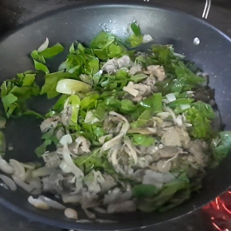 Bước 3 Xào nhau thai bò Nhau thai bò xào hành tây và lá cách
