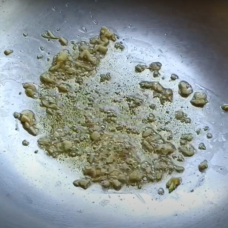 Bước 2 Xào rau càng cua Rau càng cua xào tỏi