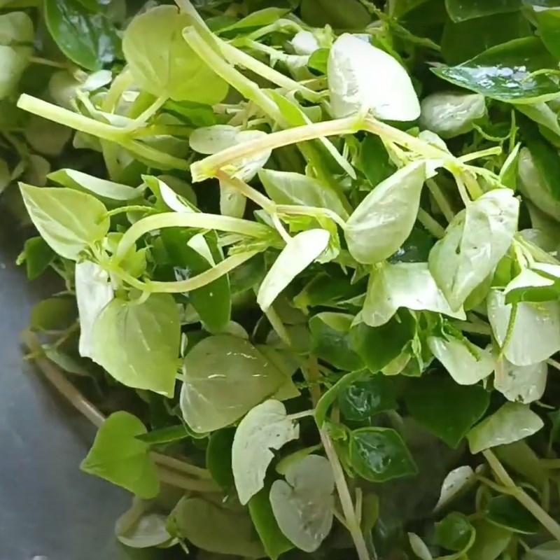 Bước 2 Xào rau càng cua Rau càng cua xào tỏi