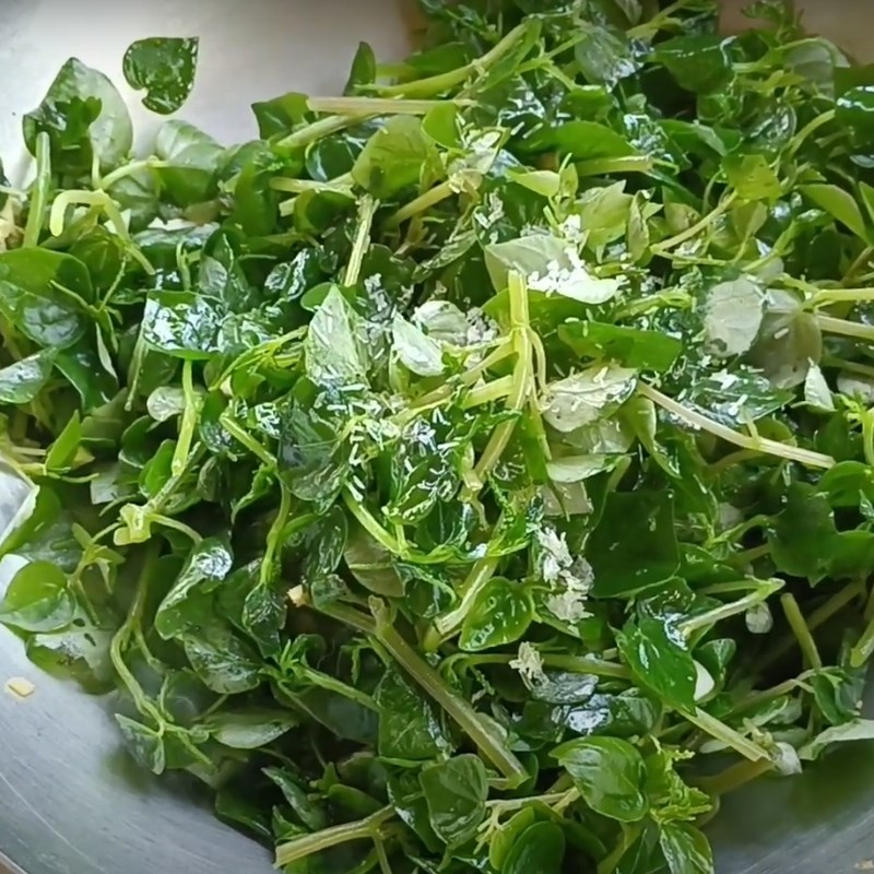 Bước 2 Xào rau càng cua Rau càng cua xào tỏi