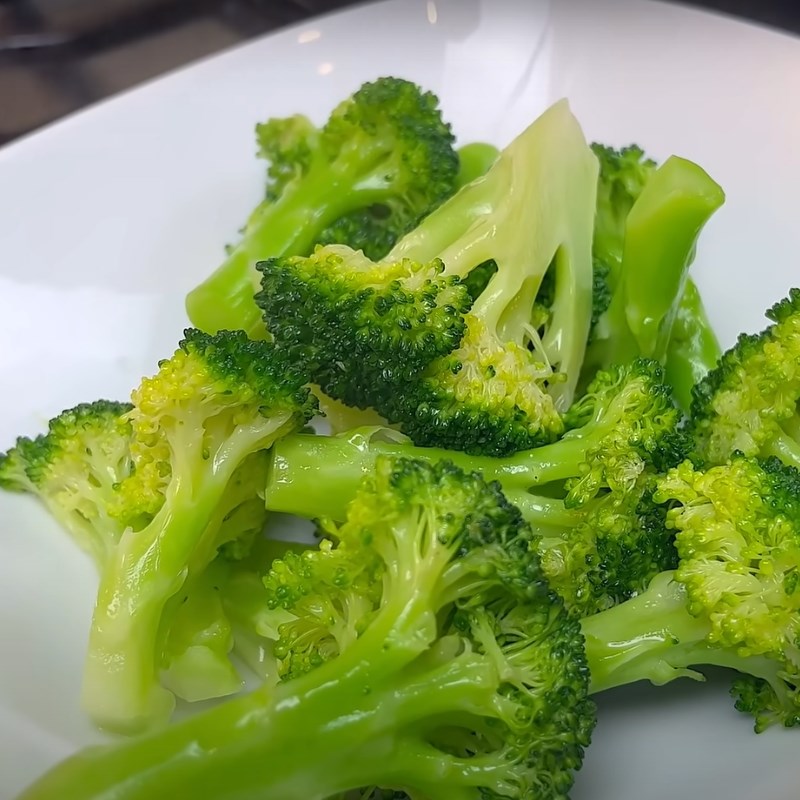 Bước 3 Xào súp lơ Bò xào súp lơ (bông cải xanh)